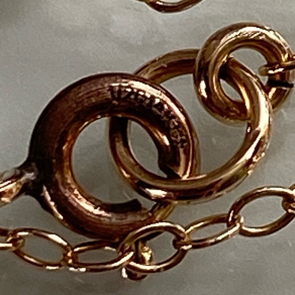 Sarah name on gold bar necklace - Picture 4 of 7